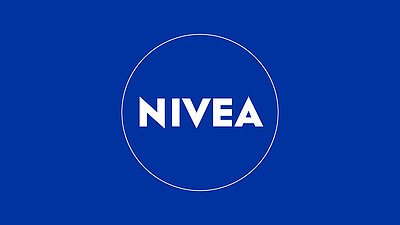蓝色背景上的妮维雅NIVEA 标志，象征着其在俄罗斯打击假冒护发产品的努力。通过与科卫宝SCRIBOS 合作，妮维雅NIVEA 引入了 HoloSpot® 防伪解决方案。这一序列化的防伪功能无缝集成到生产中，使整个供应链都能进行产品认证，从而增强市场信任。