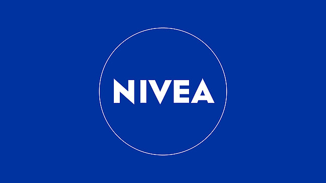 蓝色背景上的妮维雅NIVEA 标志,象征着其在俄罗斯打击假冒护发产品的努力。通过与科卫宝SCRIBOS 合作,妮维雅NIVEA 引入了 HoloSpot® 防伪解决方案。这一序列化的防伪功能无缝集成到生产中,使整个供应链都能进行产品认证,从而增强市场信任。
