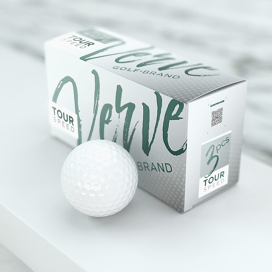一盒“Verve Golf Brand”Tour Speed高尔夫球，旁边摆放着一颗白色高尔夫球。包装采用防伪码ValiGate®直接打印技术，将防伪功能直接嵌入包装上印制的QR码中。这样，无需额外标签即可实现无缝产品认证和详细产品信息访问，确保解决方案安全环保。