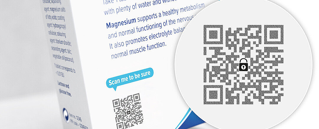 一盒“Magnesium 400”药片,包装上醒目地印有防伪码ValiGate®直接打印二维码。二维码中嵌入了专利安全图案,可确保产品真实性并防止假冒。放大视图展示了二维码中防伪码ValiGate®安全标记的复杂细节。这种环保的印刷防伪功能无需额外标签或油墨,同时让消费者能够轻松验证产品真伪,并通过智能手机获取详细信息。