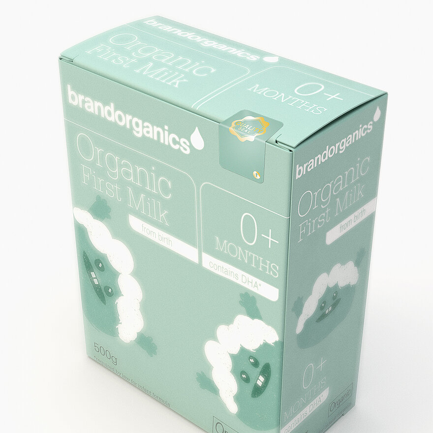 有机婴儿配方奶粉盒带有防篡改封口贴，确保真实性。包装上写着“Brandorganics有机初生奶粉，0+月龄，含DHA”，并带有俏皮的人物设计。