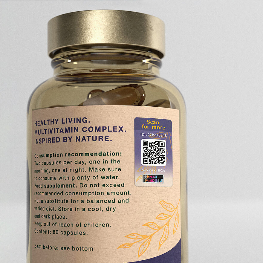 一瓶玻璃瓶装的多种维生素，瓶身印有米色标签，上面印有食用建议和品牌信息。标签上有一个安全区域，包含二维码、序列号（ID：L07PZXS248）和“Scan for more”（更多信息请扫描）字样。安全标签采用激光光刻VeoMark®防伪技术，内嵌字母数字安全元素（“084C6R”），可提供高级防伪和轻松验证功能。