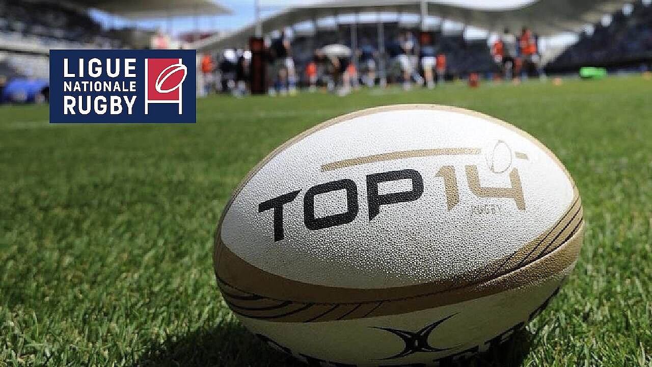 一只带有 TOP 14 标志的橄榄球被置于一片鲜绿色的球场上，背景是法国橄榄球职业联盟 (LNR) 的标志。该图展示了 科卫宝SCRIBOS 与 LNR 的合作关系，并说明 VeoMark® 激光光刻防伪标签如何确保产品真实性，同时通过 SCRIBOS 360 数字平台的互动功能和忠诚计划吸引橄榄球迷。
