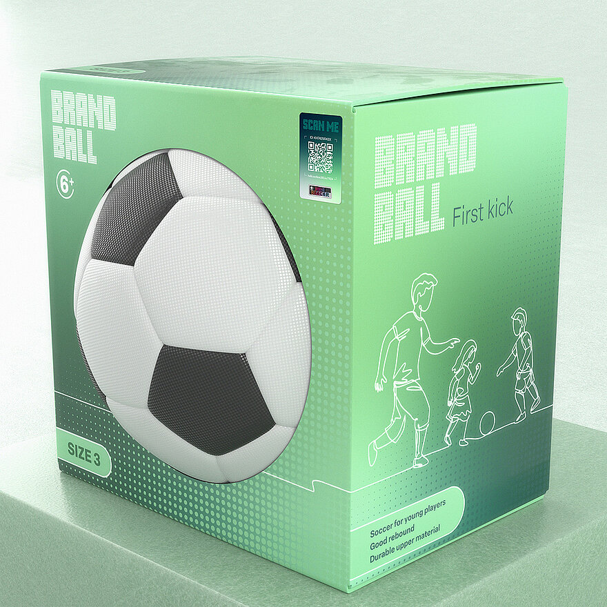 一个绿色包装盒内装有印有“Brand Ball First Kick”字样的足球。包装上印有黑白足球的图片和孩子们踢足球的插图。包装盒上标有“3号”字样，并突出显示了“适合年轻球员使用的足球”、“反弹性好”和“鞋面材料耐用”等特性。包装盒右上角贴有一张激光光刻VeoMark®防伪标签。防伪标签上有一个二维码，用于数字互动，下方是激光光刻VeoMark®防伪元素。激光光刻VeoMark® 结合了可见和隐藏的防伪功能，提供高级保护和认证。