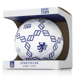 一个品牌足球，包装在一个展示盒中，盒子上印有“Brandtown Sportclub Since 1910”的标志。包装上贴有PrioSpot®激光光刻防伪标签，该标签结合了显性和隐性防伪功能，能够无缝验证产品真伪。该标签能够确保球品真，增强消费者信任。