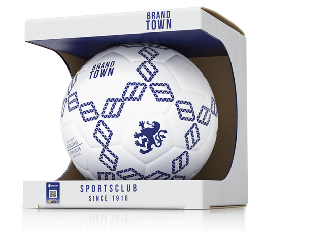 一个品牌足球,包装在一个展示盒中,盒子上印有“Brandtown Sportclub Since 1910”的标志。包装上贴有PrioSpot®激光光刻防伪标签,该标签结合了显性和隐性防伪功能,能够无缝验证产品真伪。该标签能够确保球品真,增强消费者信任。
