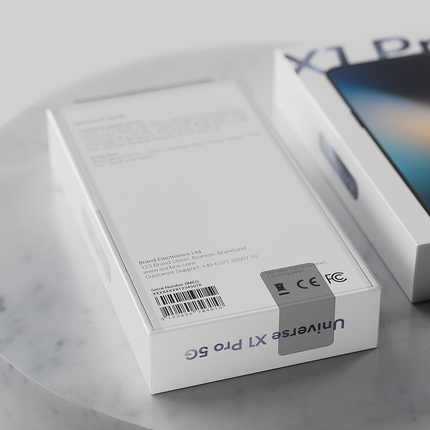 宇宙X1 Pro 5G的白色智能手机包装盒上印有产品详情和合规性标识。包装盒上贴有科卫宝SCRIBOS的透明防篡改封口贴，在确保正品和供应链安全的同时，清晰证明产品未经授权。
