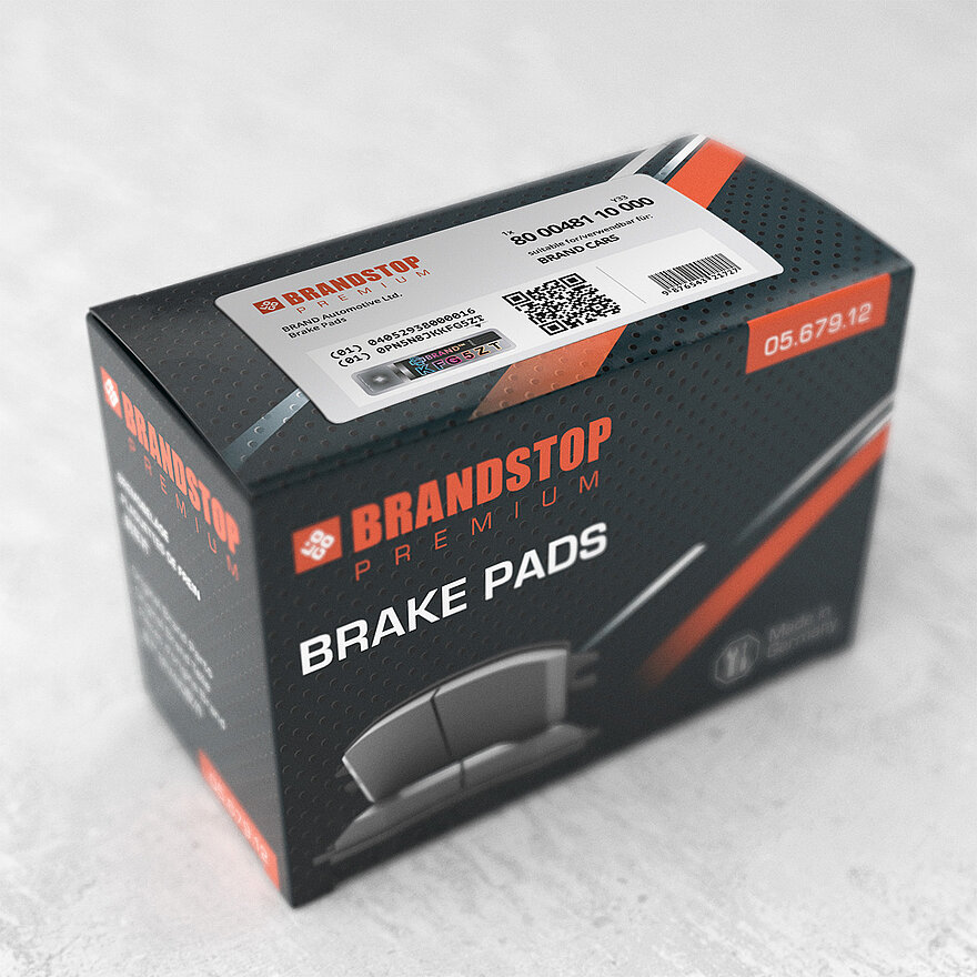 一个装有Brandstop高级刹车片的矩形盒子，表面贴有防伪标签。标签上印有二维码、产品信息以及独特的防伪元素，在激光光刻VeoMark®品牌下，全息设计展示了彩色字母数字字符（KFG5ZT）。该标签展示了先进的防伪技术，结合了公开和隐蔽的安全功能。