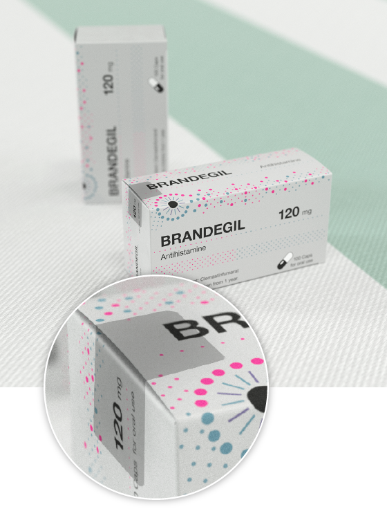 “BRANDEGIL 120毫克抗组胺药”的白色包装盒，放置在纹理表面。包装盒上有彩色圆点图案和产品详细信息。放大后的图片显示盒边有一个透明的防篡改封口贴，用于防止未经授权的开启，同时保持产品的完整性。