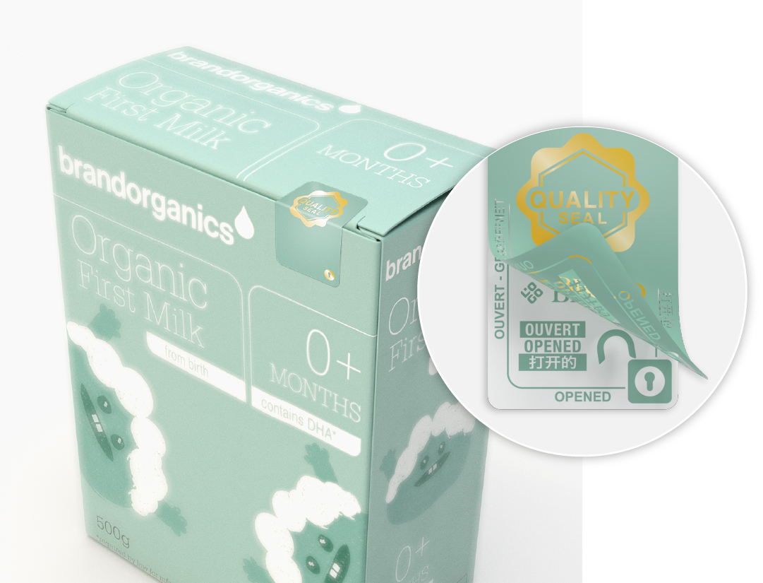 一盒绿色“Brandorganics有机初生婴儿奶粉”的顶部盖子上印有防篡改质量印章。放大后的图片可以清晰地看到“已开封”的防伪效果。该防伪标签包含“Quality Seal”标识和清晰的防篡改设计，确保产品完整性和消费者信任度。