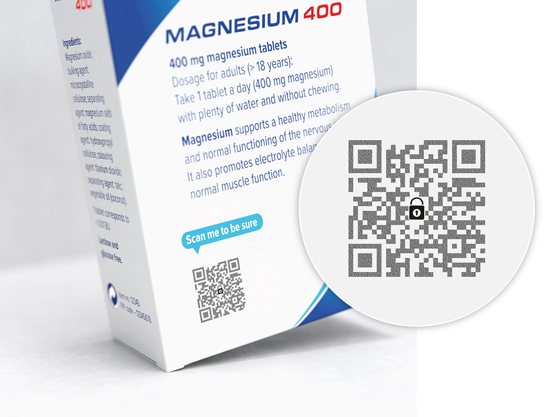 一盒“Magnesium 400”药片,包装上醒目地印有防伪码ValiGate®直接打印二维码。二维码中嵌入了专利安全图案,可确保产品真实性并防止假冒。放大视图展示了二维码中防伪码ValiGate®安全标记的复杂细节。这种环保的印刷防伪功能无需额外标签或油墨,同时让消费者能够轻松验证产品真伪,并通过智能手机获取详细信息。