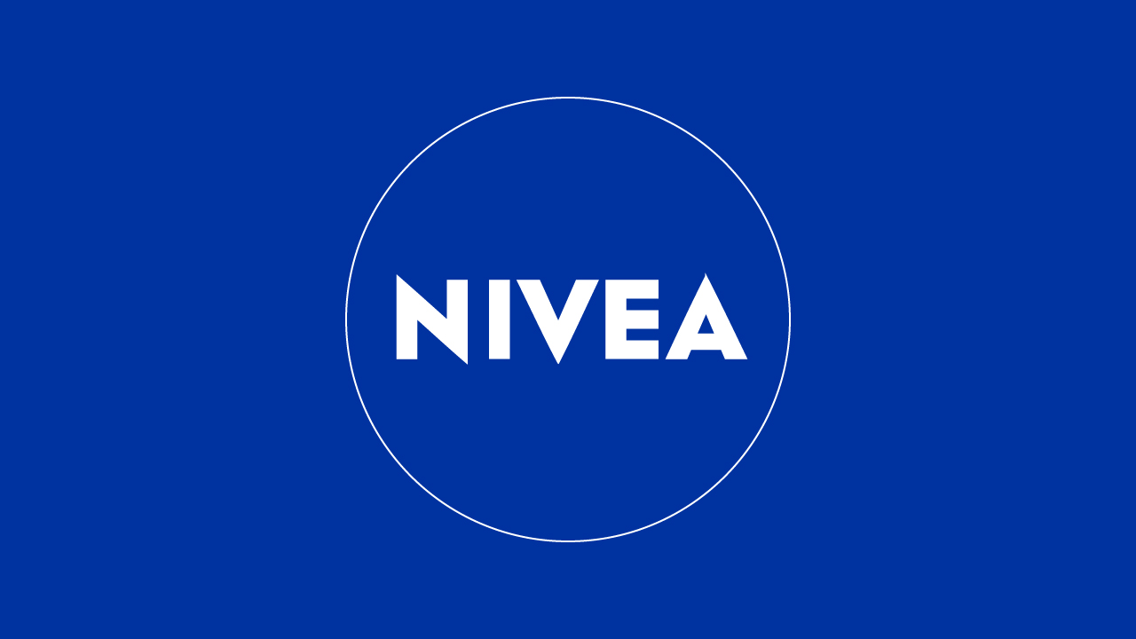 蓝色背景上的妮维雅NIVEA 标志,象征着其在俄罗斯打击假冒护发产品的努力。通过与科卫宝SCRIBOS 合作,妮维雅NIVEA 引入了 HoloSpot® 防伪解决方案。这一序列化的防伪功能无缝集成到生产中,使整个供应链都能进行产品认证,从而增强市场信任。